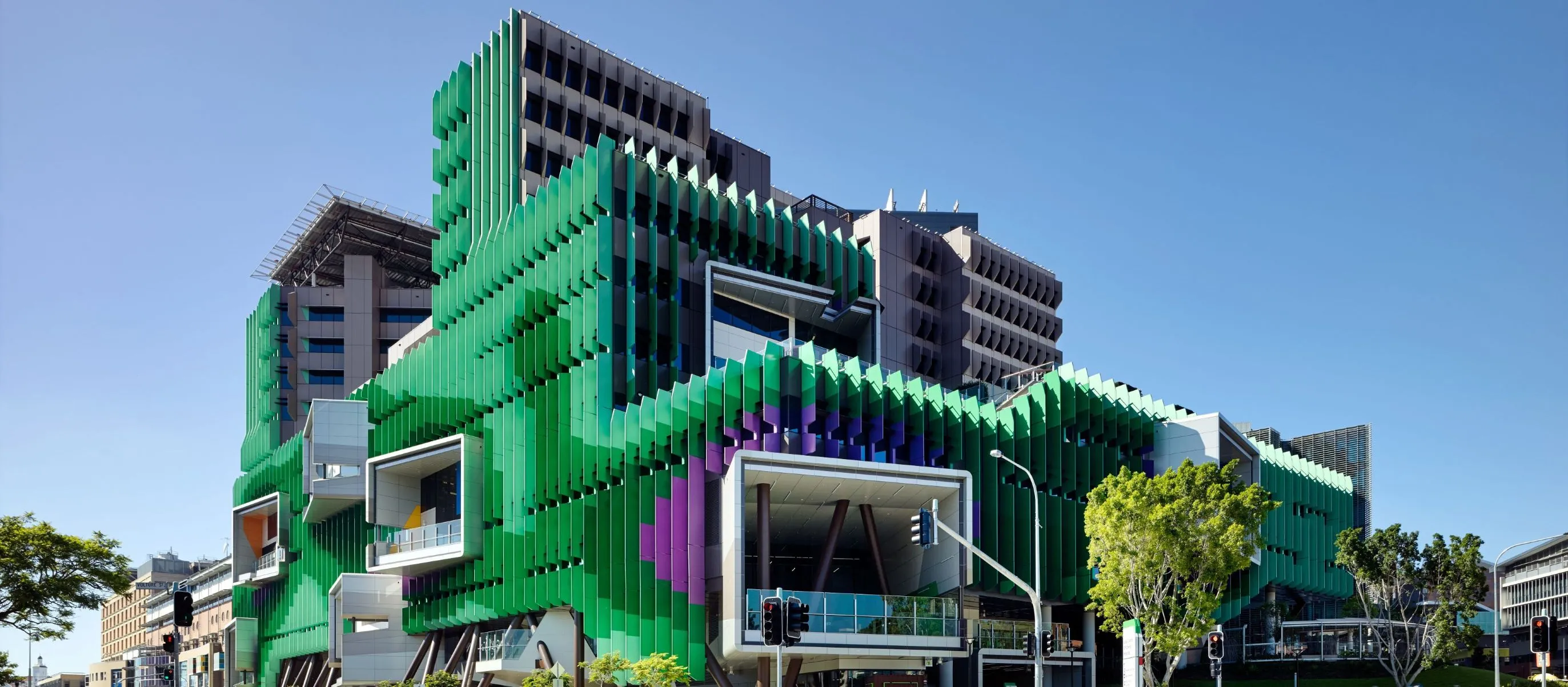 Exterior view of Queensland Children’s Hospital, representing Galvin’s contribution to healthcare infrastructure through water-efficient and hygienic tapware solutions.